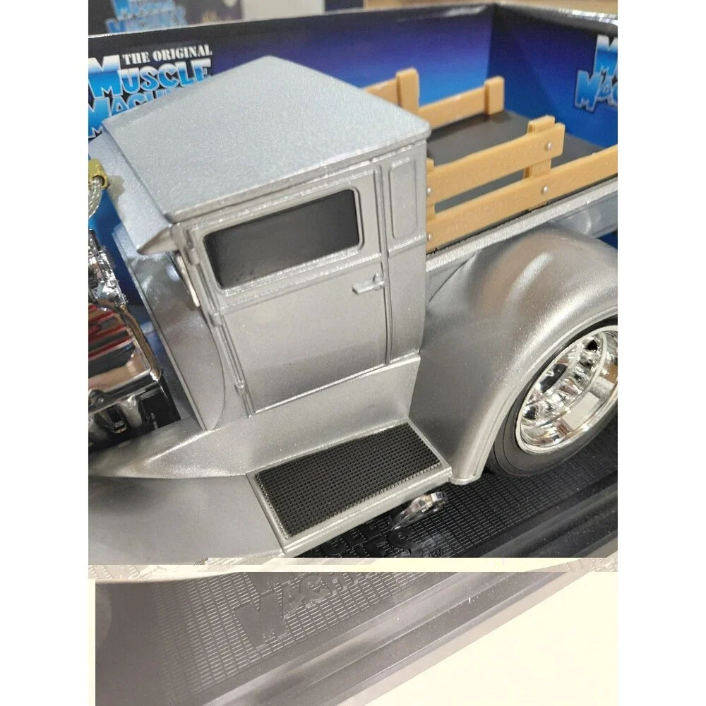 Muscle Machines 71166 1:18 Diecast 1932 Ford Model A Hot Rod Pickup Truck w/box